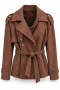 Chaqueta marrón chocolate con solapas y cinturón — frente