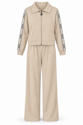 Conjunto de chaqueta con cremallera y pantalón beige — frontal