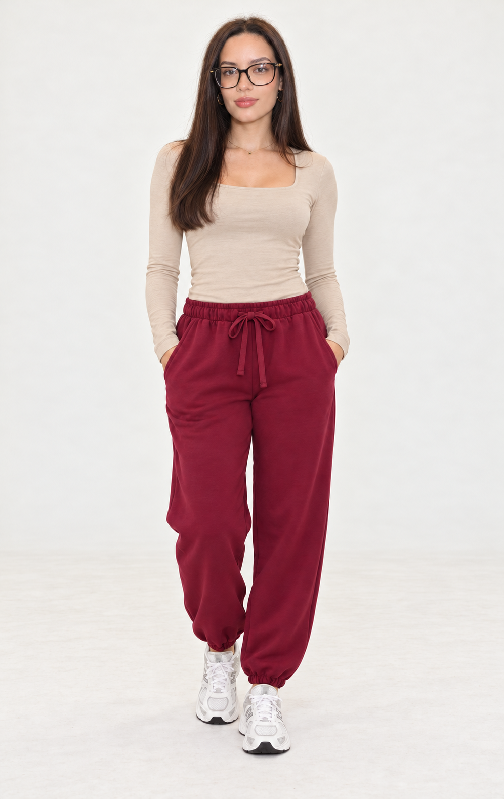JANICCA · Camiseta beige, pantalón burdeos y deportivas blancas