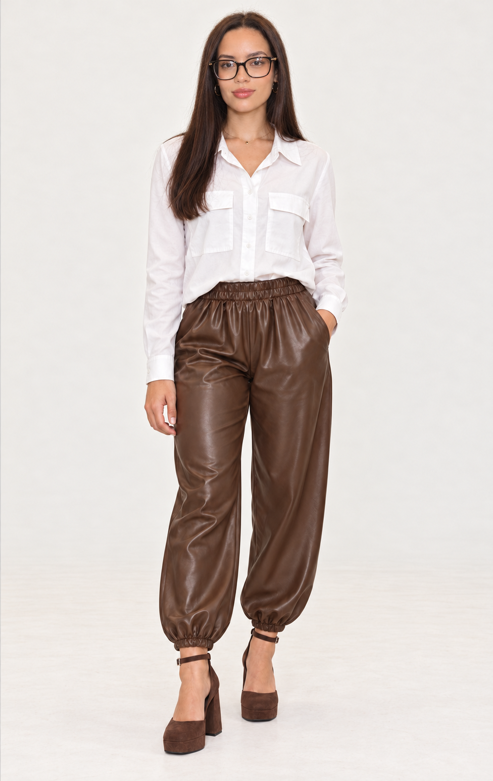 JANICCA · Camisa blanca, pantalón chocolate y zapatos marrones