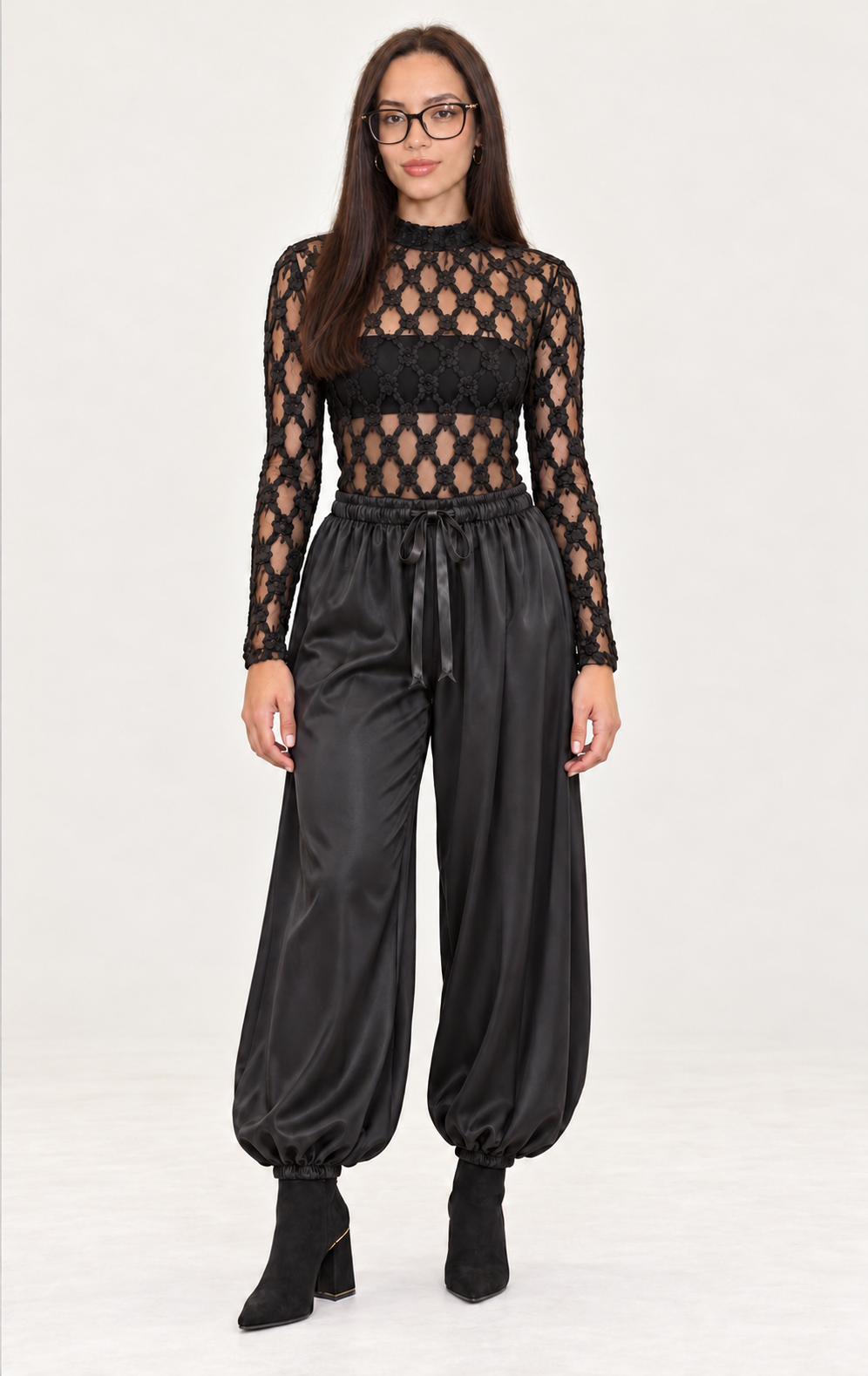 JANICCA · Body negro de encaje, pantalón satinado y botines negros