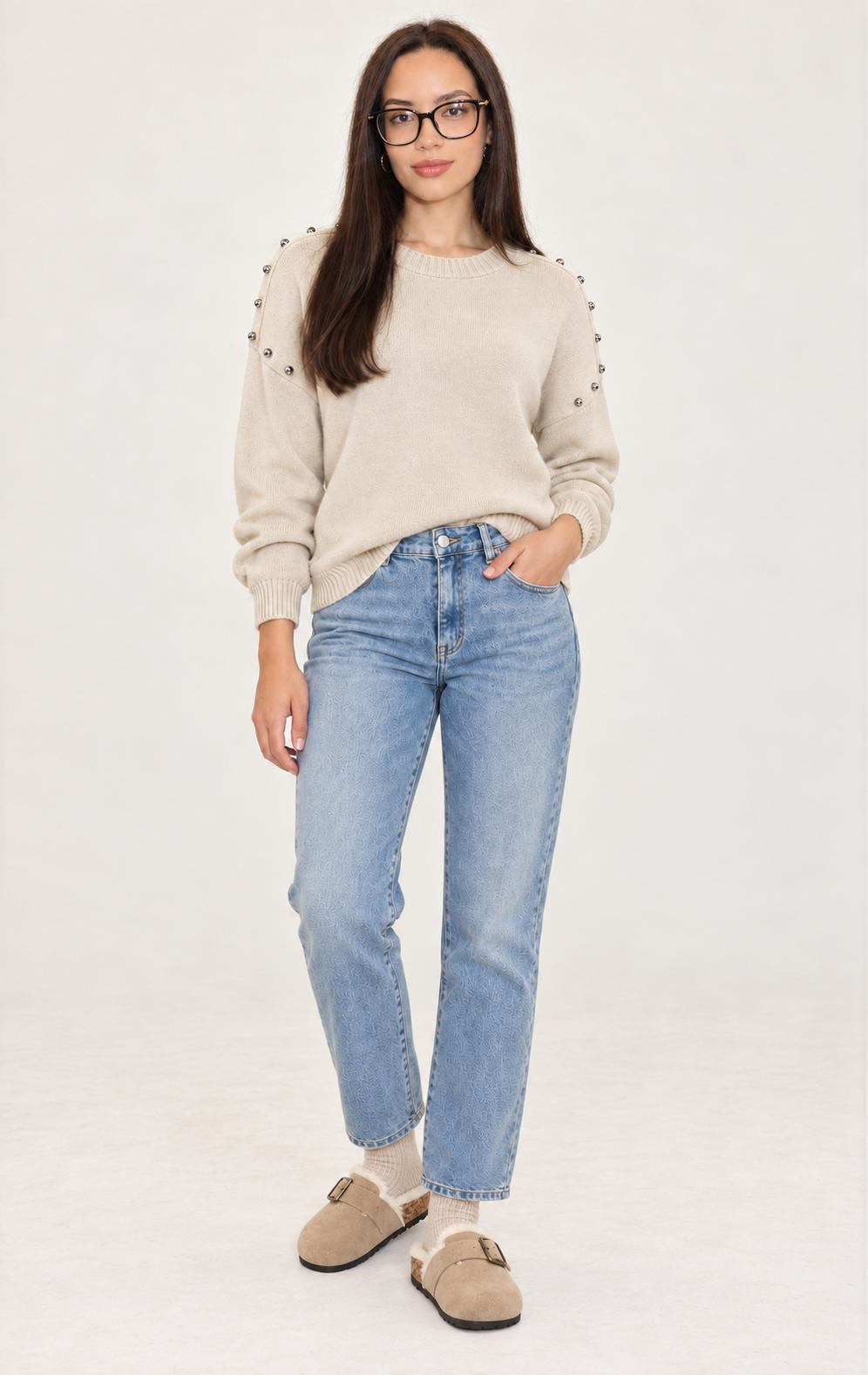 JANICCA · Jersey beige con perlas, vaquero azul y zuecos beige
