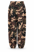 Pantalón de camuflaje con bajos fruncidos, vista frontal